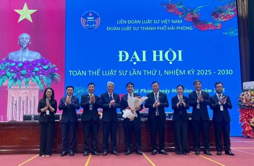 Đoàn Luật sư TP. Hải Phòng tổ chức thành công Đại hội lần thứ I, nhiệm kỳ 2025-2030 15 Lãnh đạo Liên đoàn Luật sư Việt Nam tặng hoa chúc mừng Ban Chủ nhiệm Đoàn Luật sư TP. Hải Phòng khóa I, nhiệm kỳ 2025-2030.