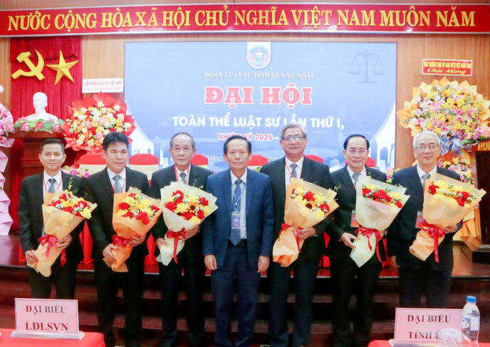 Ban Chủ nhiệm Đoàn Luật sư tỉnh Quảng Ngãi nhiệm kỳ 2025 - 2030 ra mắt tại Đại hội.