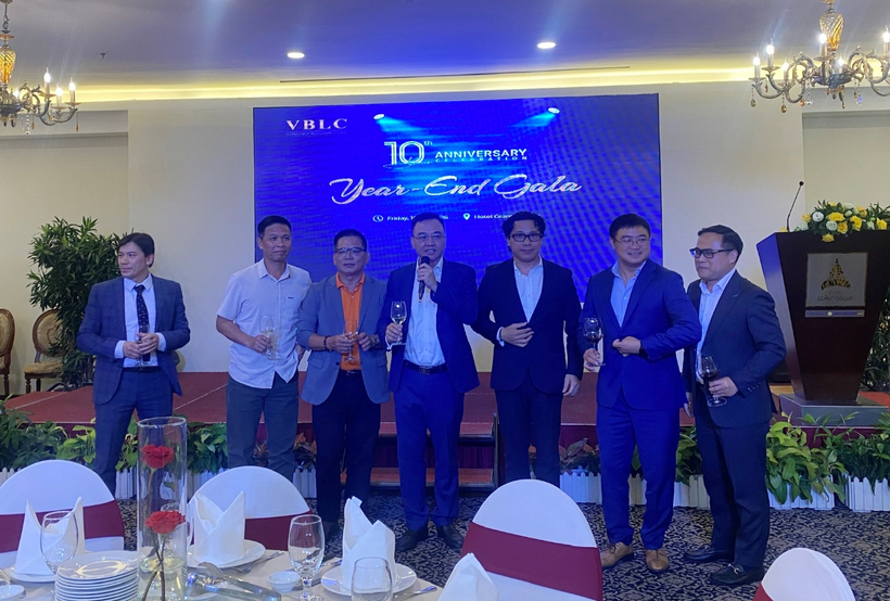 Câu lạc bộ Luật sư Thương mại Quốc tế Việt Nam kỷ niệm 10 năm thành lập 27 Các luật sư là thành viên Ban Chủ nhiệm qua các nhiệm kỳ tham dự Lễ kỷ niệm.