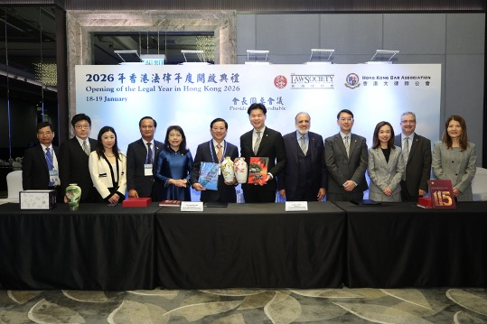 Đoàn Luật sư TP. HCM tham dự Lễ khai mạc Năm Pháp luật Hồng Kông 2026, ký Bản ghi nhớ về hợp tác với Hội Luật sư tư vấn Hồng Kông 9 Đoàn công tác tặng quà lưu niệm cho Hội Luật sư tư vấn Hồng Kông.