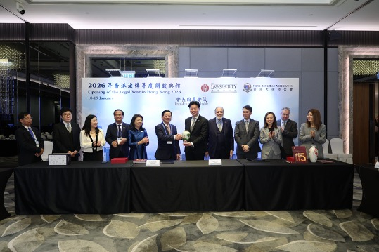 Đoàn Luật sư TP. HCM tham dự Lễ khai mạc Năm Pháp luật Hồng Kông 2026, ký Bản ghi nhớ về hợp tác với Hội Luật sư tư vấn Hồng Kông 10 Đoàn Luật sư ghi nhận sự đóng góp tích cực của Chủ nhiệm Hội Luật sư tư vấn Hồng Kông.
