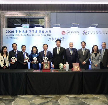 Đoàn công tác trao quà lưu niệm và cùng chụp ảnh.