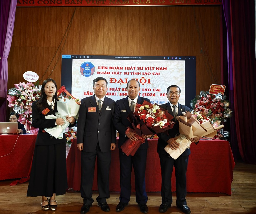 Đoàn Luật sư tỉnh Lào Cai tổ chức Đại hội lần thứ Nhất, nhiệm kỳ 2026-2031. 9 Đại hội chia tay, tặng quà lưu niệm đối với các luật sư thôi không tham gia Ban Chủ nhiệm và thôi không tham gia Hội đồng khen thưởng - kỷ luật nhiệm kỳ mới.