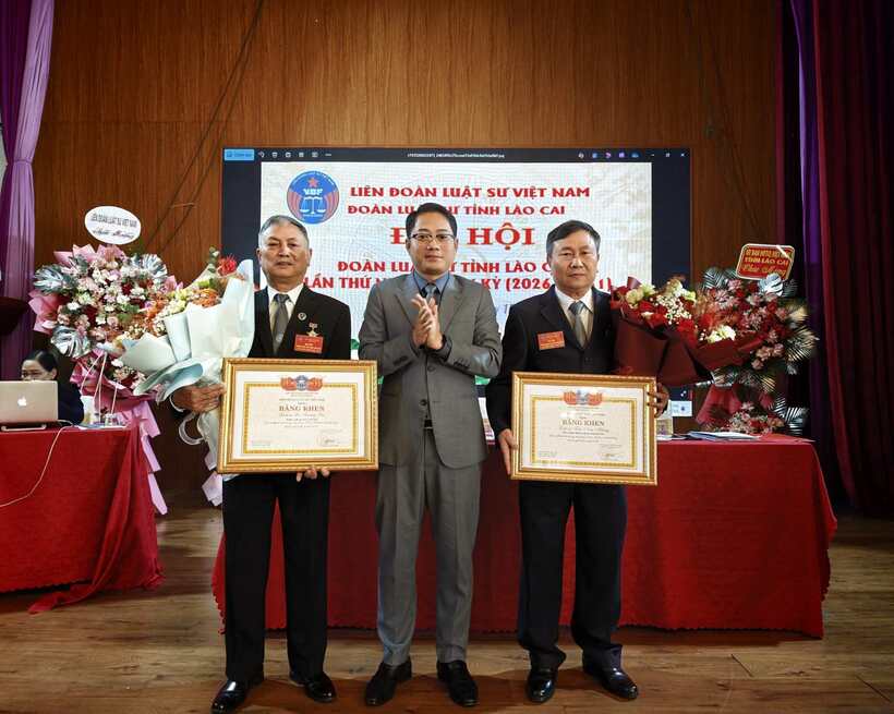 Đoàn Luật sư tỉnh Lào Cai tổ chức Đại hội lần thứ Nhất, nhiệm kỳ 2026-2031. 7 Ông Ngô Hoài Linh, Phó Chủ tịch UBMTTQVN tỉnh Lào Cai trao tặng Bằng khen cho các tập thể và cá nhân có thành tích xuất sắc trong công tác.