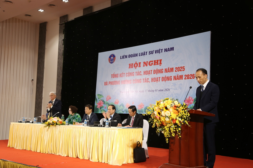 Luật sư Nguyễn Xuân Anh, Chánh Văn phòng Liên đoàn giới thiệu khách mời Hội nghị.