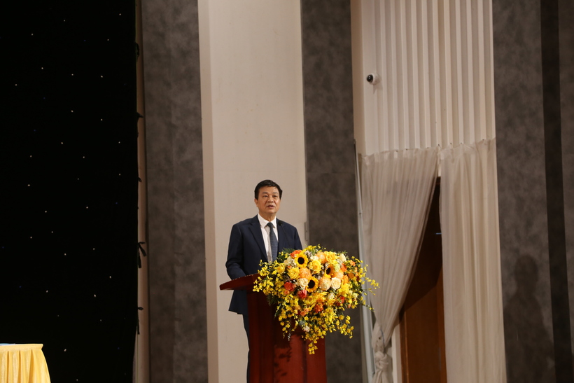 Chủ tịch Liên đoàn Luật sư Việt Nam khát quát dự thảo Báo cáo tổng kết công tác tổ chức và hoạt động năm 2025 và phương hướng hoạt động năm 2026.