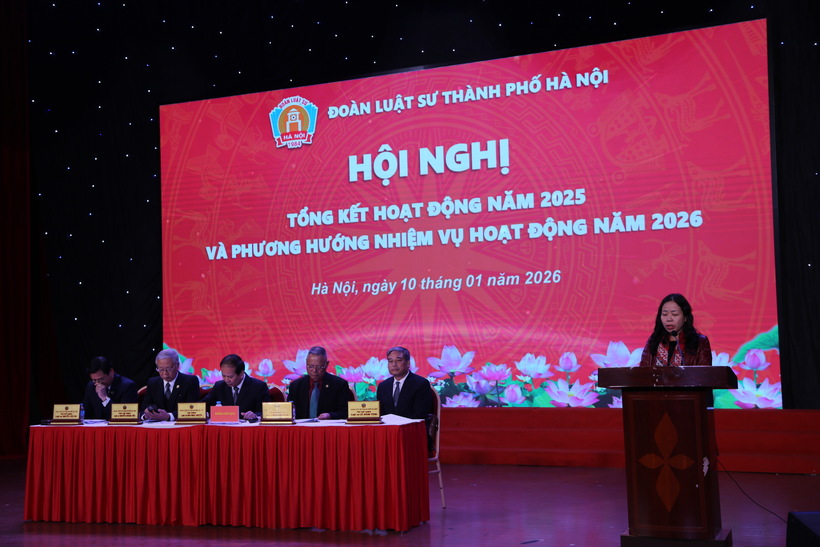 Bà Đặng Kim Hoa, Phó Cục trưởng Cục Bổ trợ tư pháp (Bộ Tư pháp) phát biểu tại Hội nghị.