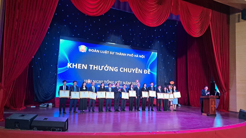 Các cá nhân, tập thể được khen thưởng.