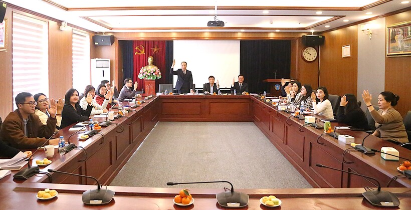 Các đại biểu tiến hành biểu quyết tại Hội nghị.