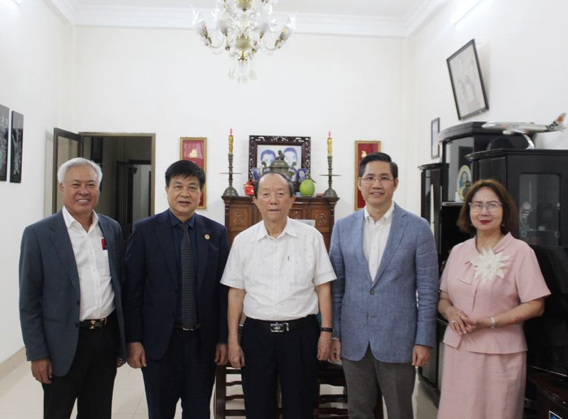 TS. LS Đỗ Ngọc Thịnh thay mặt Thường trực Liên đoàn Luật sư Việt Nam gửi lời chúc mừng năm mới tốt đẹp nhất tới Luật sư Lê Thúc Anh và gia đình.