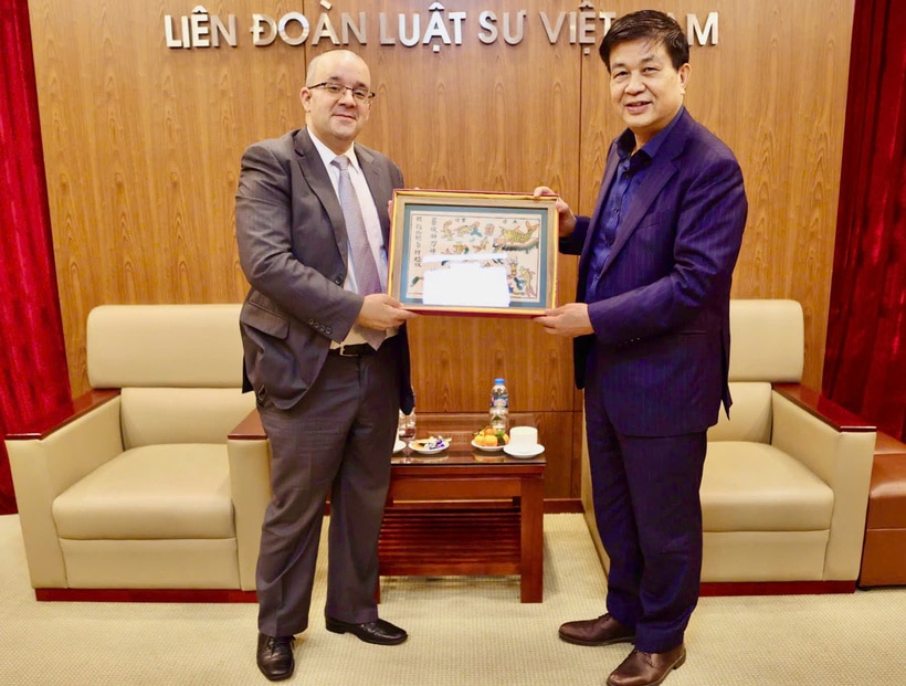 Chủ tịch Liên đoàn Luật sư Việt Nam tặng quà lưu niệm Phó Đại sứ Joy Puentes Saldise.