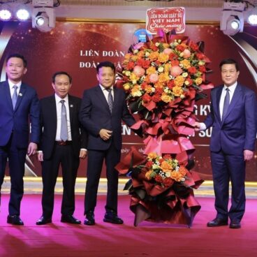Liên đoàn Luật sư Việt Nam tặng hoa Đoàn Luật sư tỉnh Nghệ An tại buổi lễ.