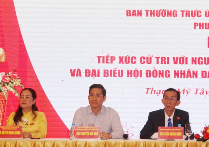 Luật sư Nguyễn Hải Nam (giữa), Phó Chủ tịch Liên đoàn Luật sư Việt Nam, Đảng ủy viên, Phó Chủ nhiệm Đoàn Luật sư TP. Hồ Chí Minh ứng viên ứng cử Đại biểu Quốc hội khóa XVI tại Đơn vị bầu cử số 9, TP. Hồ Chí Minh; ứng cử Đại biểu HĐND TP. Hồ Chí Minh tại Đơn vị bầu cử số 25.