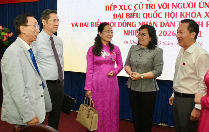 Luật sư Nguyễn Hải Nam (thứ hai từ trái sang) trao đổi, lắng nghe ý kiến của cử tri tại buổi tiếp xúc cử tri phường An Khánh.