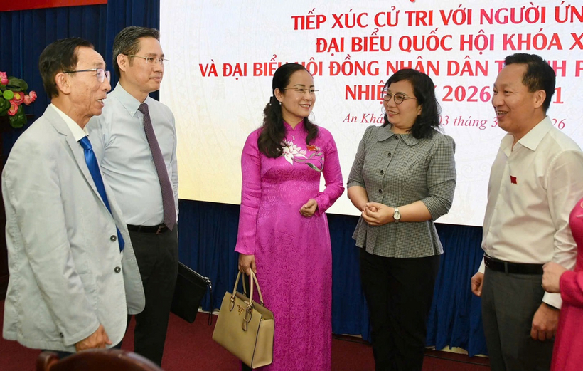 Luật sư Nguyễn Hải Nam (thứ hai từ trái sang) trao đổi, lắng nghe ý kiến của cử tri tại buổi tiếp xúc cử tri phường An Khánh.