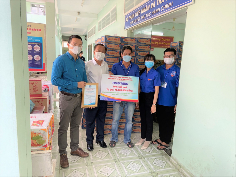 Luật sư Hà Hải (thứ hai từ trái sang) đại diện Đoàn Luật sư TP. Hồ Chí Minh trao quà từ thiện cho người dân trong đại dịch Covid-19.