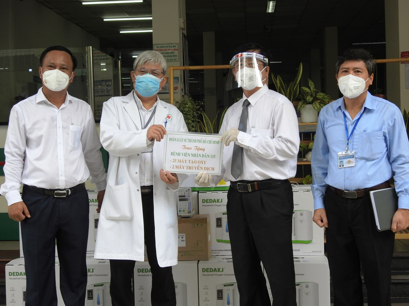 Luật sư Hà Hải (đầu tiên từ trái sang) đại diện Đoàn Luật sư TP. Hồ Chí Minh trao tặng máy tạo oxy và máy truyền dịch cho Bệnh viện Nhân dân 115 trong đại dịch Covid-19.