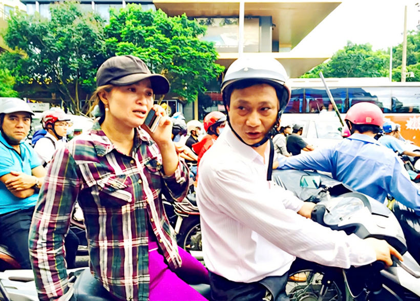 Luật sư Hà Hải hỗ trợ pháp lý cho chị Hồng “ve chai”.